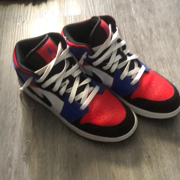 These are Jordan 1 mid size 7 grade school.